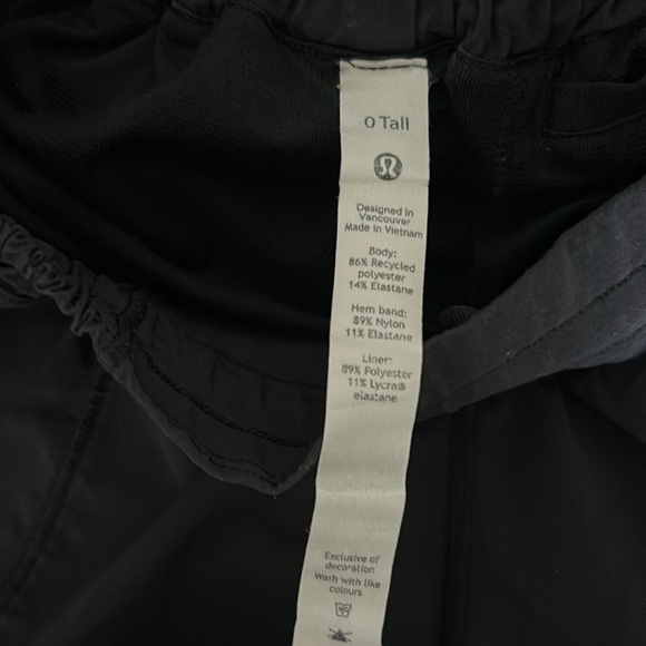 Lululemon Hotty Hot black shorts in 0 Tall - Picture 4 of 5